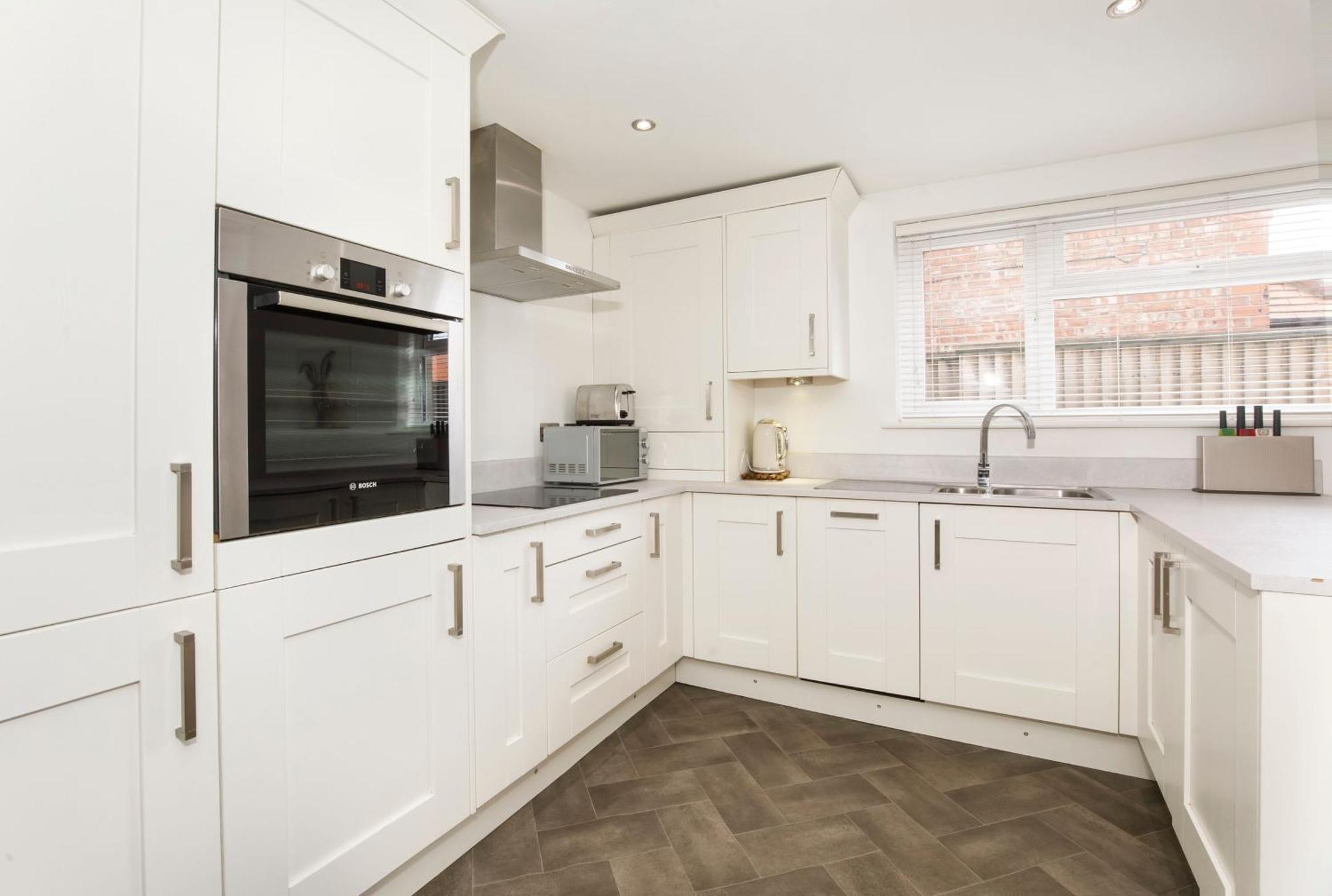 White House Apartments-Free Parking 1 Car Per Apartment York Exterior photo