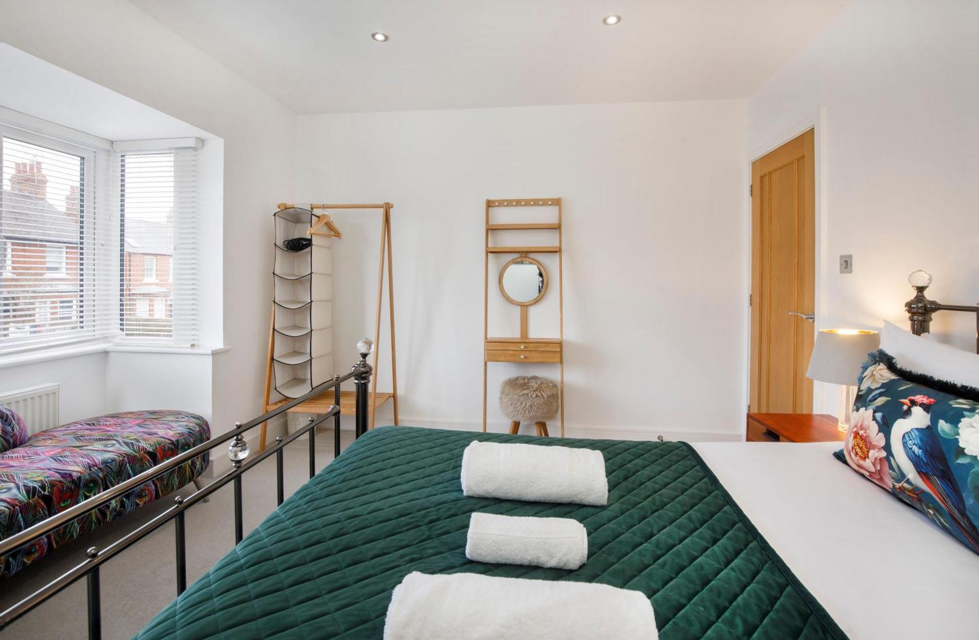 White House Apartments-Free Parking 1 Car Per Apartment York Exterior photo