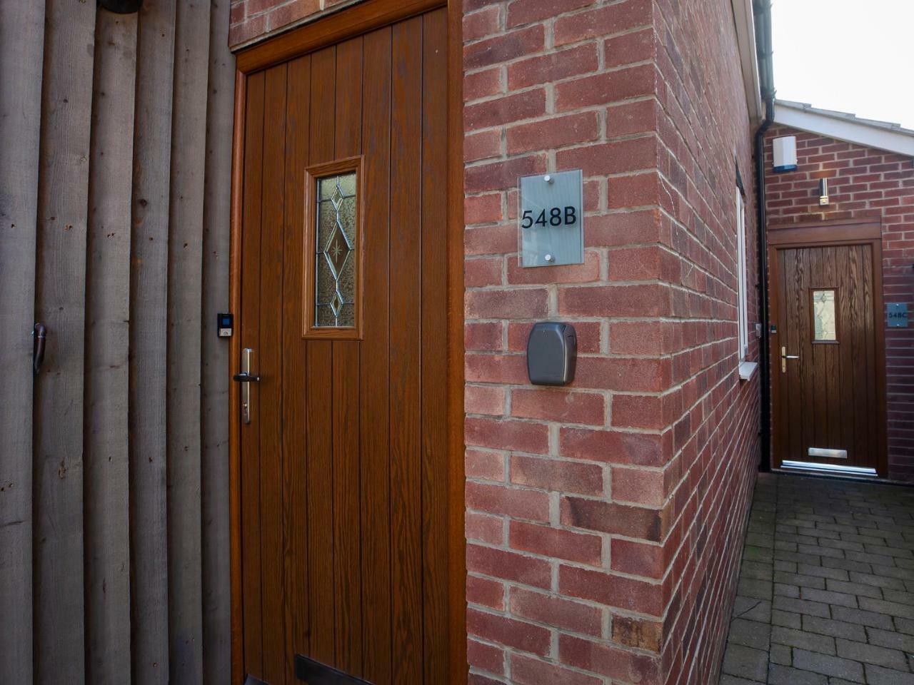 White House Apartments-Free Parking 1 Car Per Apartment York Exterior photo