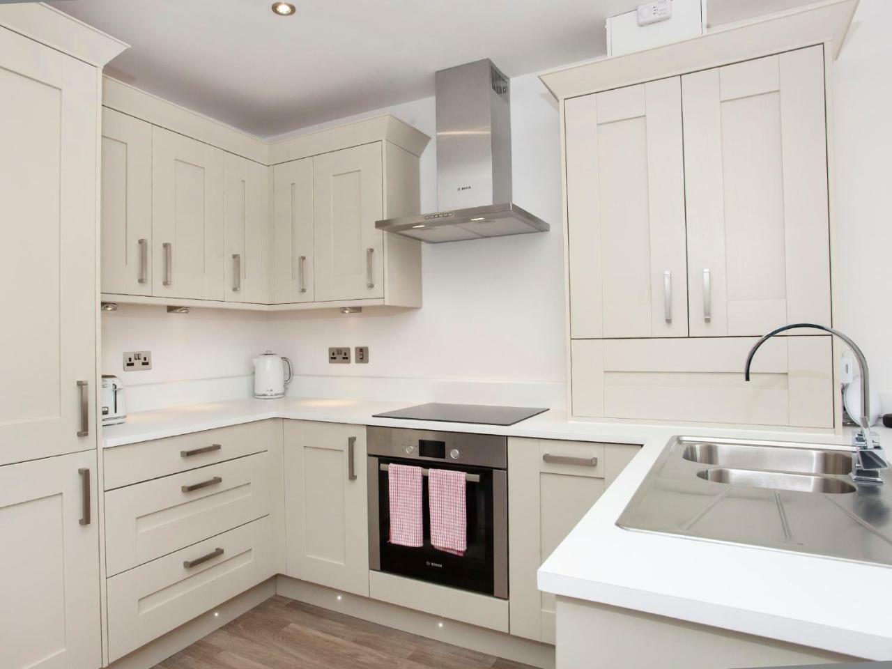 White House Apartments-Free Parking 1 Car Per Apartment York Exterior photo