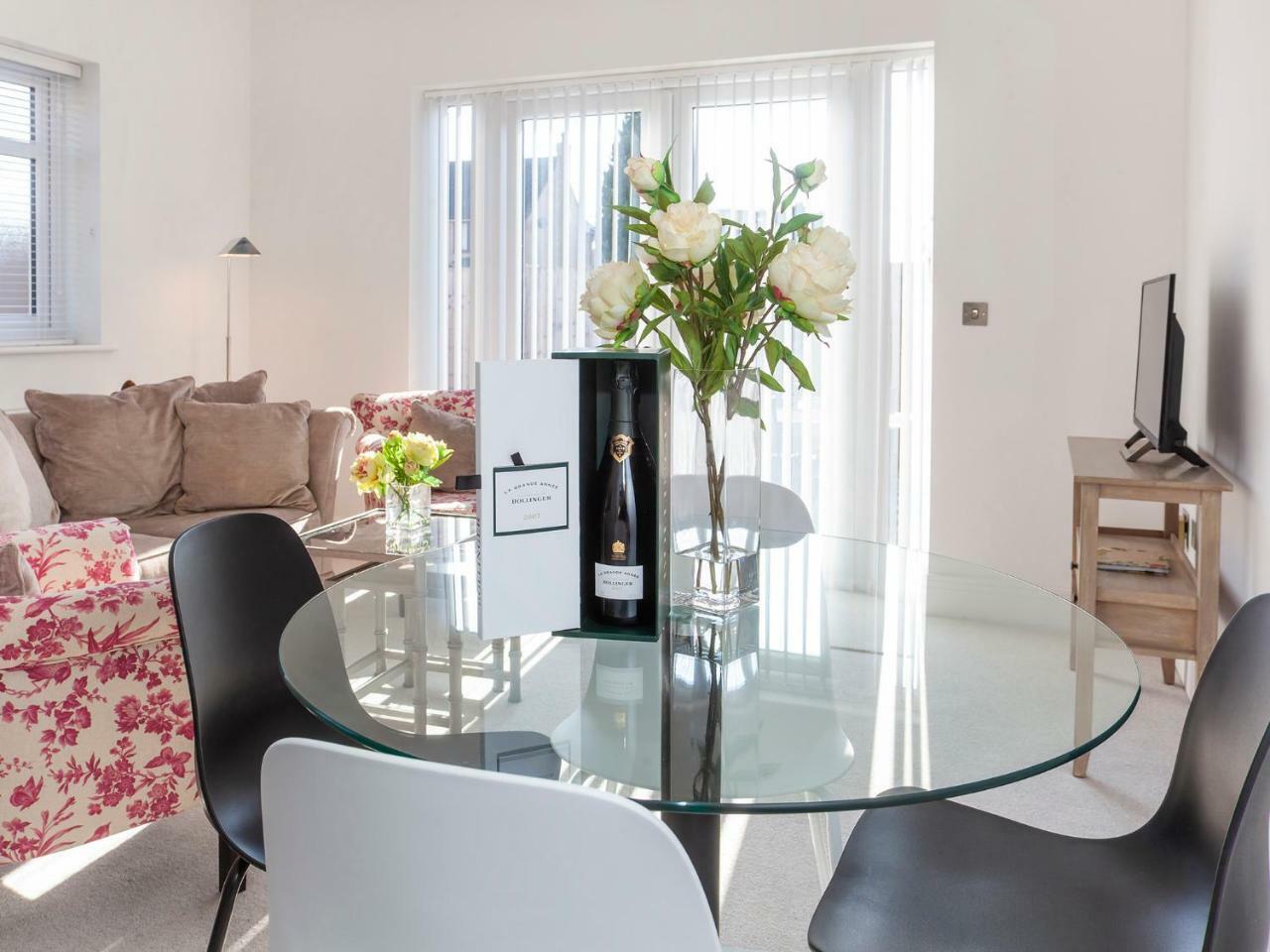 White House Apartments-Free Parking 1 Car Per Apartment York Exterior photo