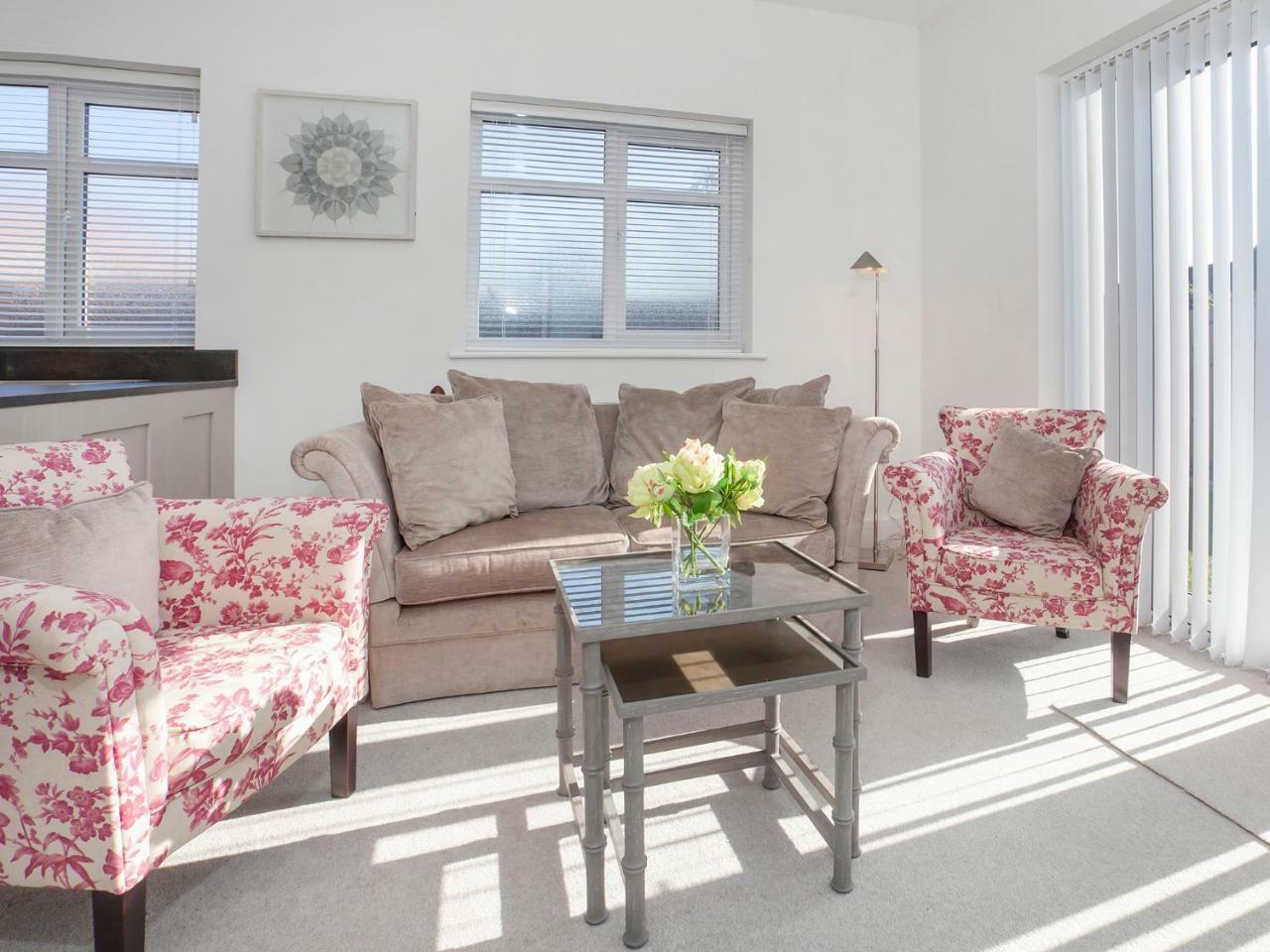 White House Apartments-Free Parking 1 Car Per Apartment York Exterior photo