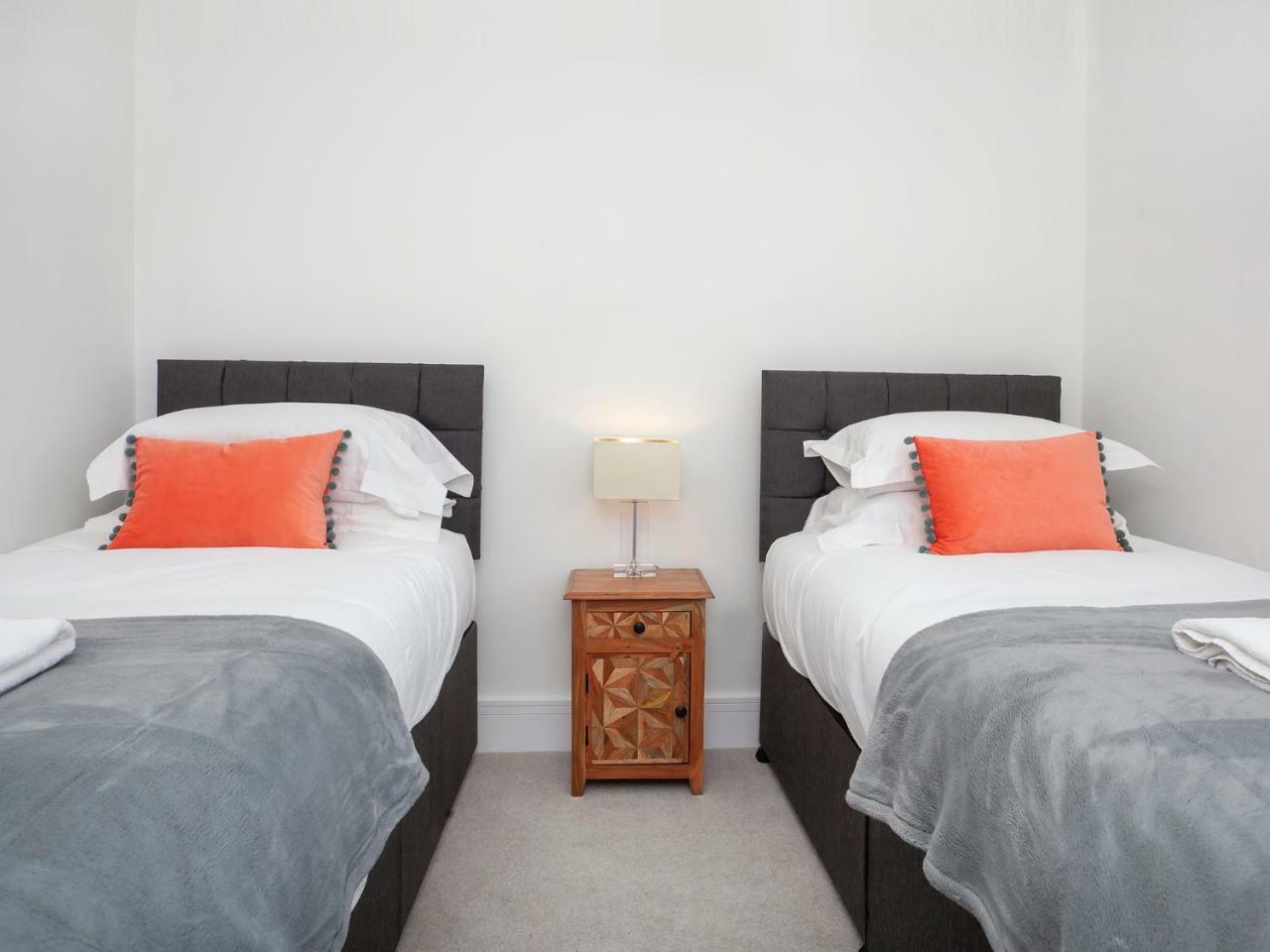 White House Apartments-Free Parking 1 Car Per Apartment York Exterior photo