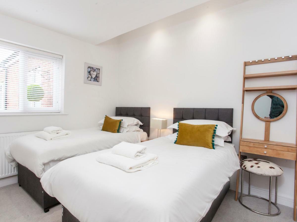 White House Apartments-Free Parking 1 Car Per Apartment York Exterior photo