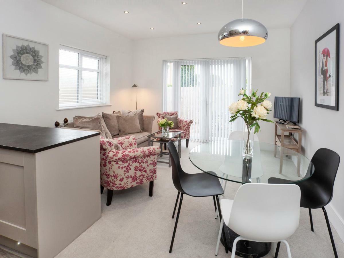 White House Apartments-Free Parking 1 Car Per Apartment York Exterior photo