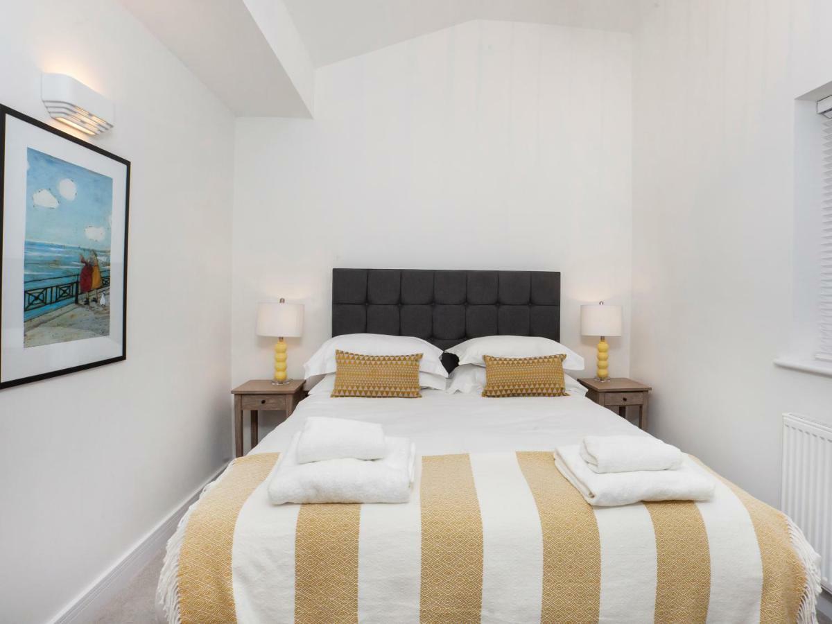 White House Apartments-Free Parking 1 Car Per Apartment York Exterior photo